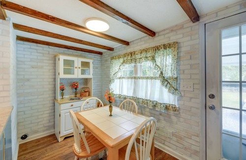 New Bern Cottage | Charming New Bern Cottage w/Grill & Fire Pit!