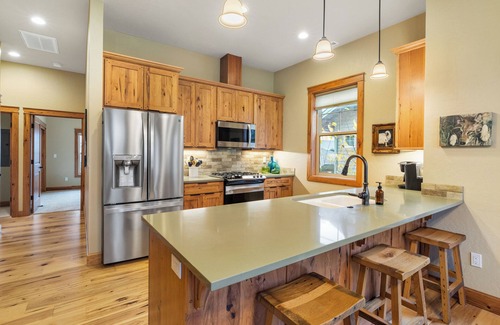 Dover Bay Condo | Charming new Dover Bay condo near Sandpoint