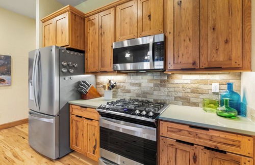 Dover Bay Condo | Charming new Dover Bay condo near Sandpoint