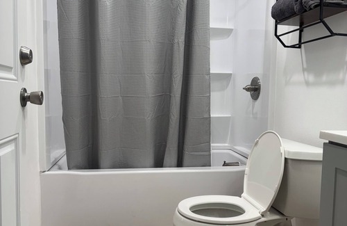 Sylmar House | Charming newly remodeled room in Sylmar with WiFi, AC, private entrance.