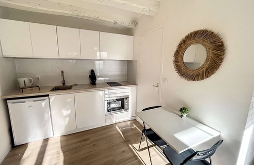 Granville Apartment | Charming newly renovated studio with terrace - pets allowed, free Wi-Fi