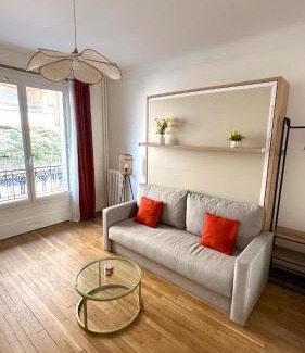 Combat Apartment | Charming Newly Renovated Apartment by Buttes-Chaumont Park