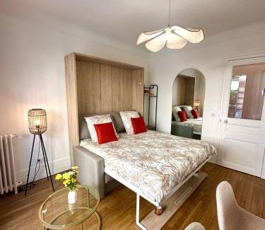 Combat Apartment | Charming Newly Renovated Apartment by Buttes-Chaumont Park