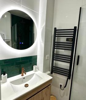 Combat Apartment | Charming Newly Renovated Apartment by Buttes-Chaumont Park