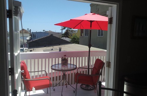 West Newport Cottage | CHARMING NEWPORT BEACH COTTAGE CLOSE TO BEACH AND BAY ON THE PENNISULA.