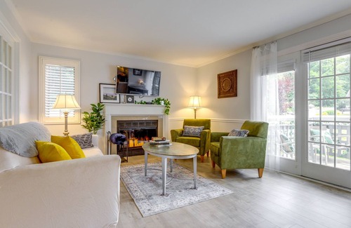 Norwich Condo | Charming Norwich Condo w/ Pool Access!