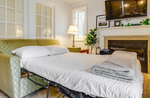 Norwich Condo | Charming Norwich Condo w/ Pool Access!
