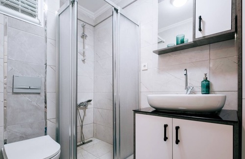 Rasimpasa Apartment | Charming Oasis w Balcony 5 min to Bull Statue