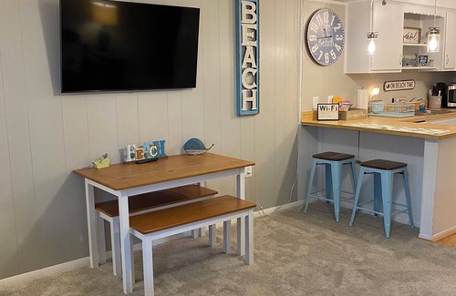 Midtown Ocean City Condo | Charming Ocean Block Condo! Mid town, Across from Convention Ctr NEW BATHROOM!