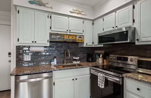 Morehead City Condo | Charming ocean view 2 bedroom condo in welcoming Atlantic Beach, NC