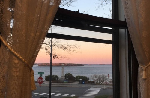 Munjoy Hill Condo | Charming Oceanfront One Bedroom Apartment on the Eastern Promenade