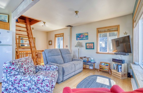 Oregon Coast House | Charming Oceanview Cabin Steps to Ocean, Loft on Quiet Street Near Yachats!