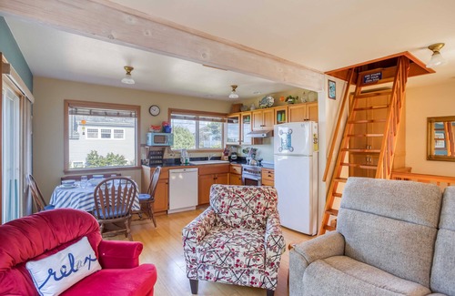 Oregon Coast House | Charming Oceanview Cabin Steps to Ocean, Loft on Quiet Street Near Yachats!