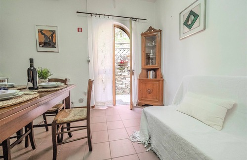 Vicopisano Apartment | Charming olive farm - ideal for couples & small families, AC & Wifi,