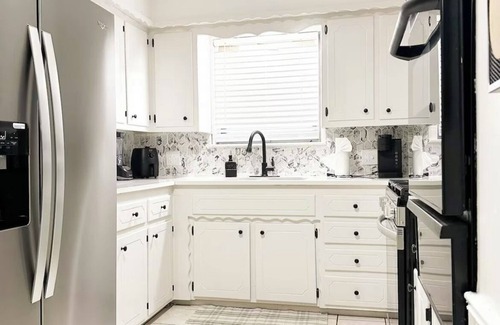 Lawton House | Charming Olive Home 3-bedroom house with AC, fitness room, WiFi in lovely Lawton