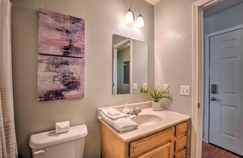 West Plains House | Charming One-Level Home w/Deck, Walk to Dtwn