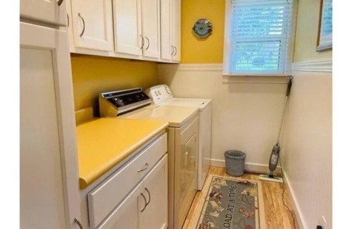 Effingham Cottage | Charming Panoramic Lake House WITH POOL on Lake Sara