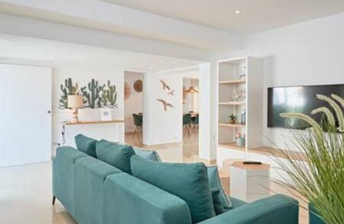 Ibiza Town Villa | Charming Patio Villa With Private Pool - 6BR - In The Heart of Playa den Bossa - Walk To Ushuaïa, Hi & The Beach!