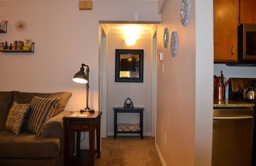 Broadmoor House | Charming, Peaceful and Newly Renovated 2 Bedroom Cottage!