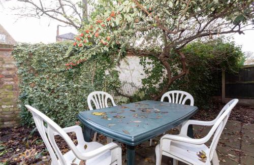 St. George's Apartment | Charming Peaceful 2 Bedroom with Parking and Garden