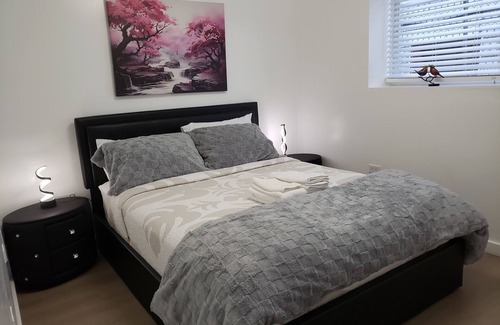 Evanston Apartment | Charming & peaceful 3-bdr Apt with private prkng, near down town Evanston & NWU