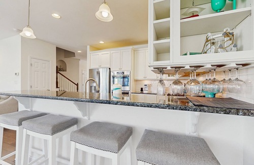 Long Neck House | Charming Peninsula Townhome with Furnished Deck and Patio