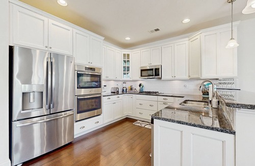 Long Neck House | Charming Peninsula Townhome with Furnished Deck and Patio