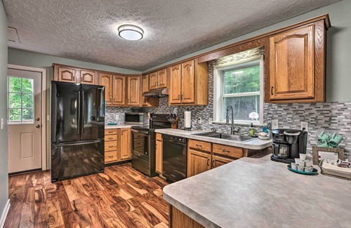 Pentwater House | Charming Pentwater Home w/Fire Pit & Yard!