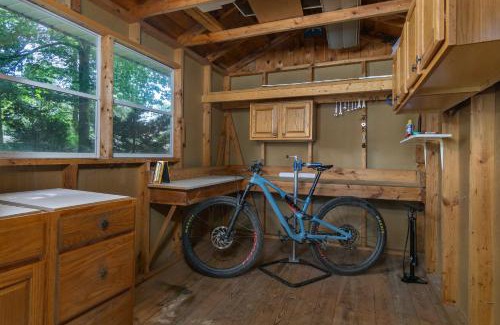 Black Mountain House | Charming Pet-Friendly Cottage Walkable to Town!