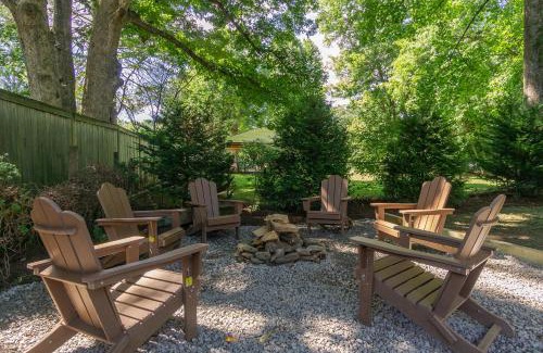 Black Mountain House | Charming Pet-Friendly Cottage Walkable to Town!