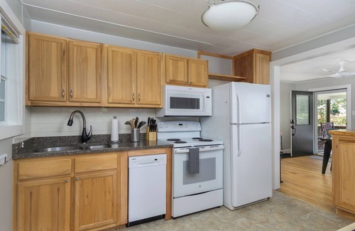 Black Mountain Cottage | Charming Pet-Friendly Cottage Walkable to Town!