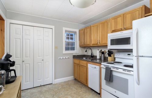 Black Mountain Cottage | Charming Pet-Friendly Cottage Walkable to Town!