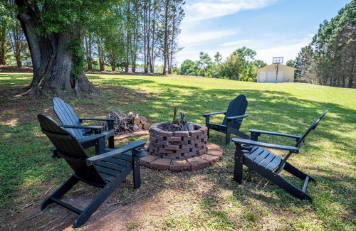 Inman House | Charming Pet-Friendly Ranch Retreat w/Screened-in Patio and Fire-Pit!
