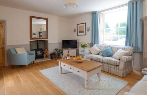 Puddletown Cottage | Charming picture-postcard thatched cottage