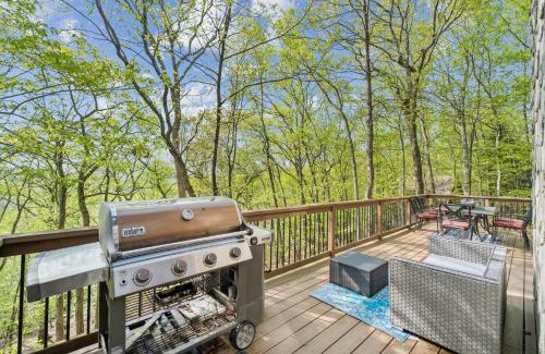 Bushkill Ski Chalet | Charming Porter House in the heart of the Poconos chalet