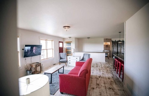 Sand Creek House | Charming & Private 5 BR Country Getaway