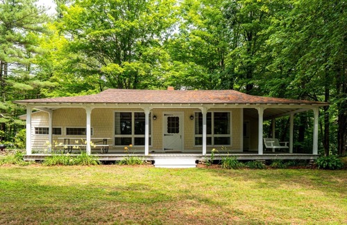 Bryant Pond House | Charming Private Lakefront Cottage, Close to Hiking, Biking, Golf