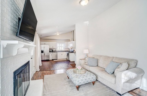 East Forest House | Charming private southern home- pet friendly, King Beds