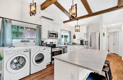 Hendersonville Cottage | Charming Private Pet Friendly Cottage Minutes from Downtown Hendersonville