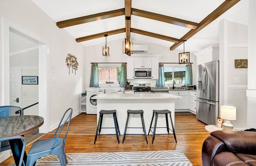 Hendersonville Cottage | Charming Private Pet Friendly Cottage Minutes from Downtown Hendersonville