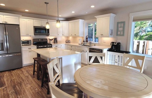 Pacific Beach House | Charming Private Retreat Near Beaches/Fully Fenced