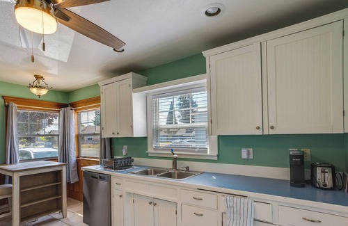 Puyallup House | Charming Puyallup Home w/ Fireplace!