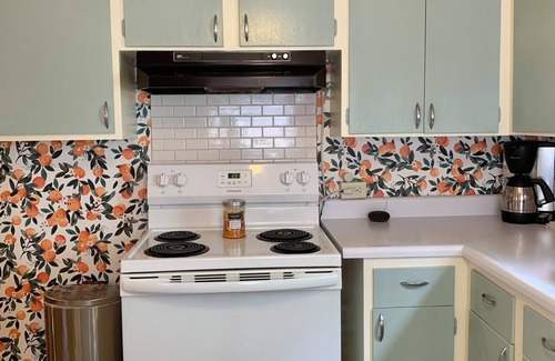 Prestonia House | Charming, Quaint 2-bedroom house with AC, WiFi in Wonderful Louisville