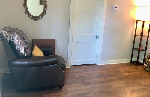 Prestonia House | Charming, Quaint 2-bedroom house with AC, WiFi in Wonderful Louisville