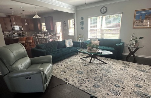 Mableton House | Charming queen bedroom suite with private & peaceful backyard near Atlanta
