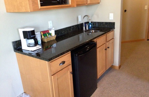 Three Lakes Apartment | Charming Queen Studio for Two Northernaire Resort – Three Lakes, WI
