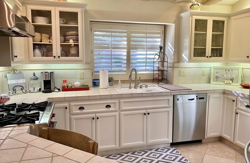 Golden Rectangle House | Charming Quiet Beach House. Walking distance to beach and town!