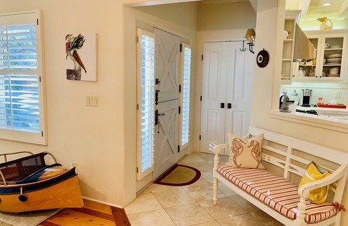 Golden Rectangle House | Charming Quiet Beach House. Walking distance to beach and town!