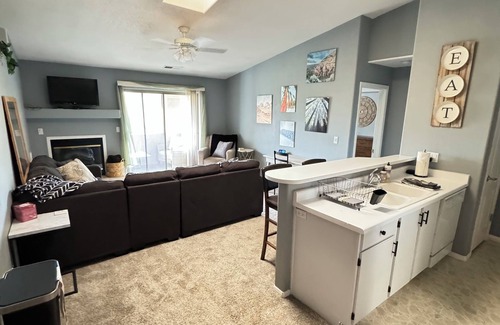 Cottonwood Condo | Charming & quiet 2-bedroom condo in gated community w pool, hot tub & gym!