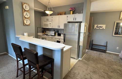 Cottonwood Condo | Charming & quiet 2-bedroom condo in gated community w pool, hot tub & gym!